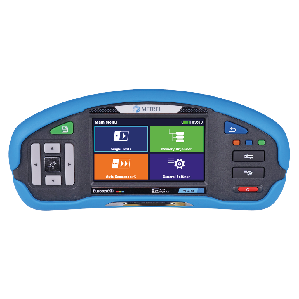 Técnico realizando ensayo RIC19 en tablero eléctrico.