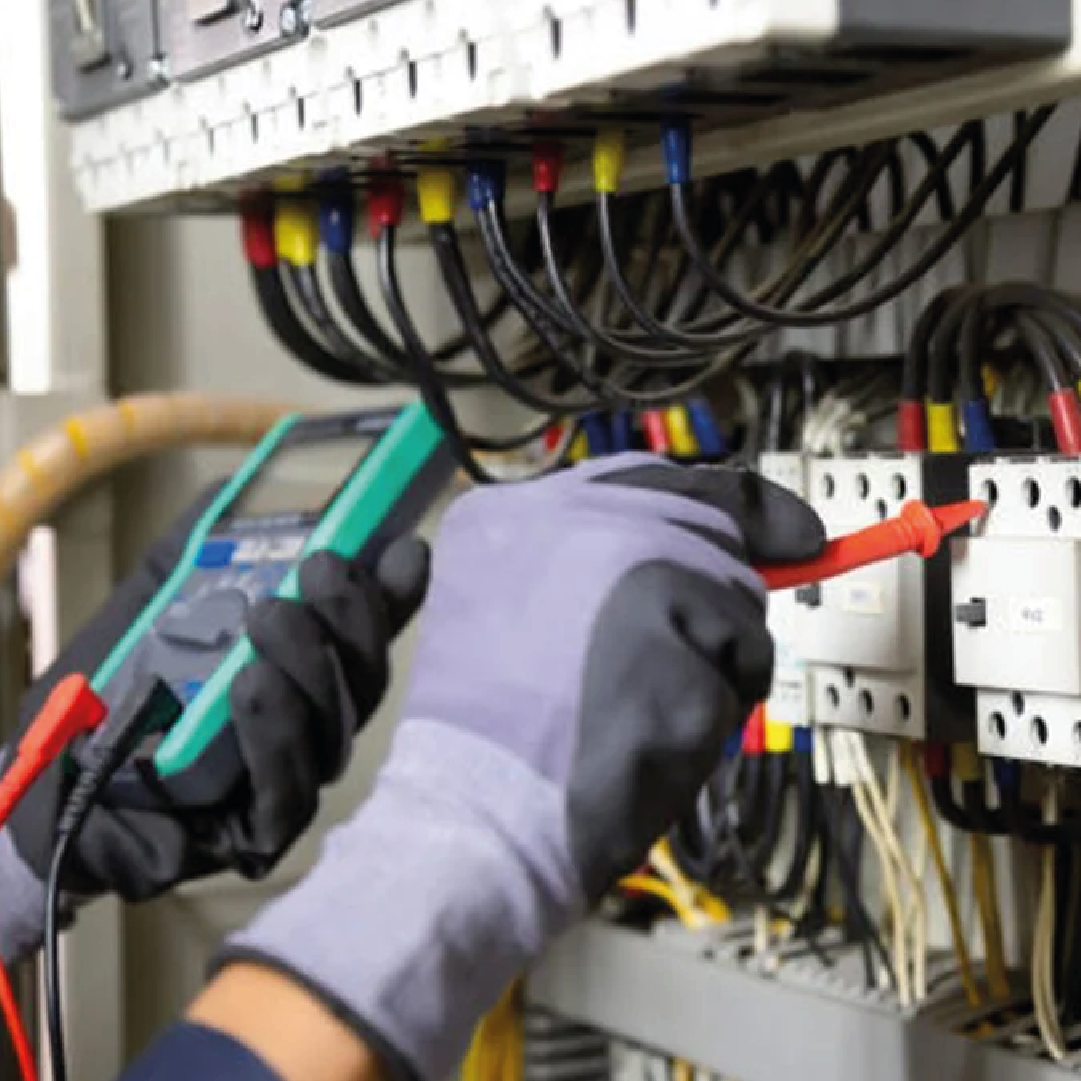 Ingeniero de TerraEnergy supervisando pruebas FAT en fábrica.