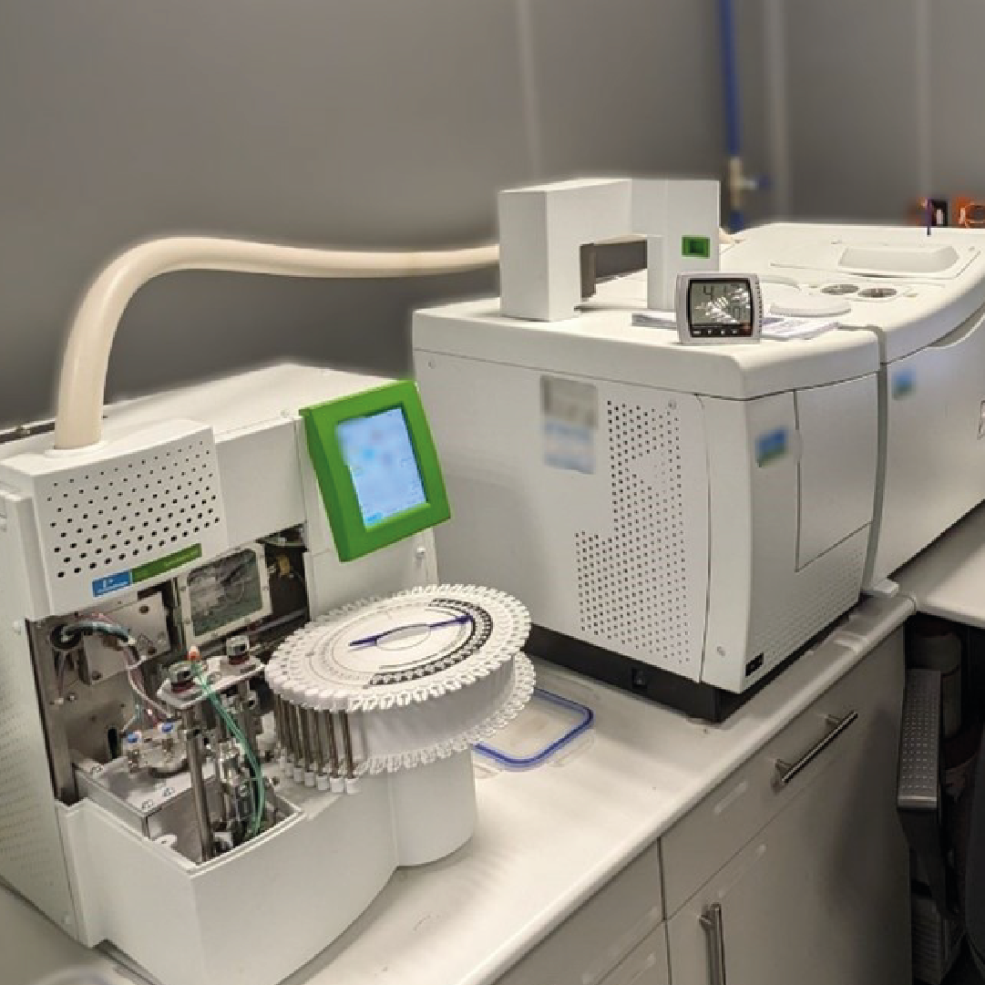 Laboratorio midiendo concentración de furanos en aceite de transformador.