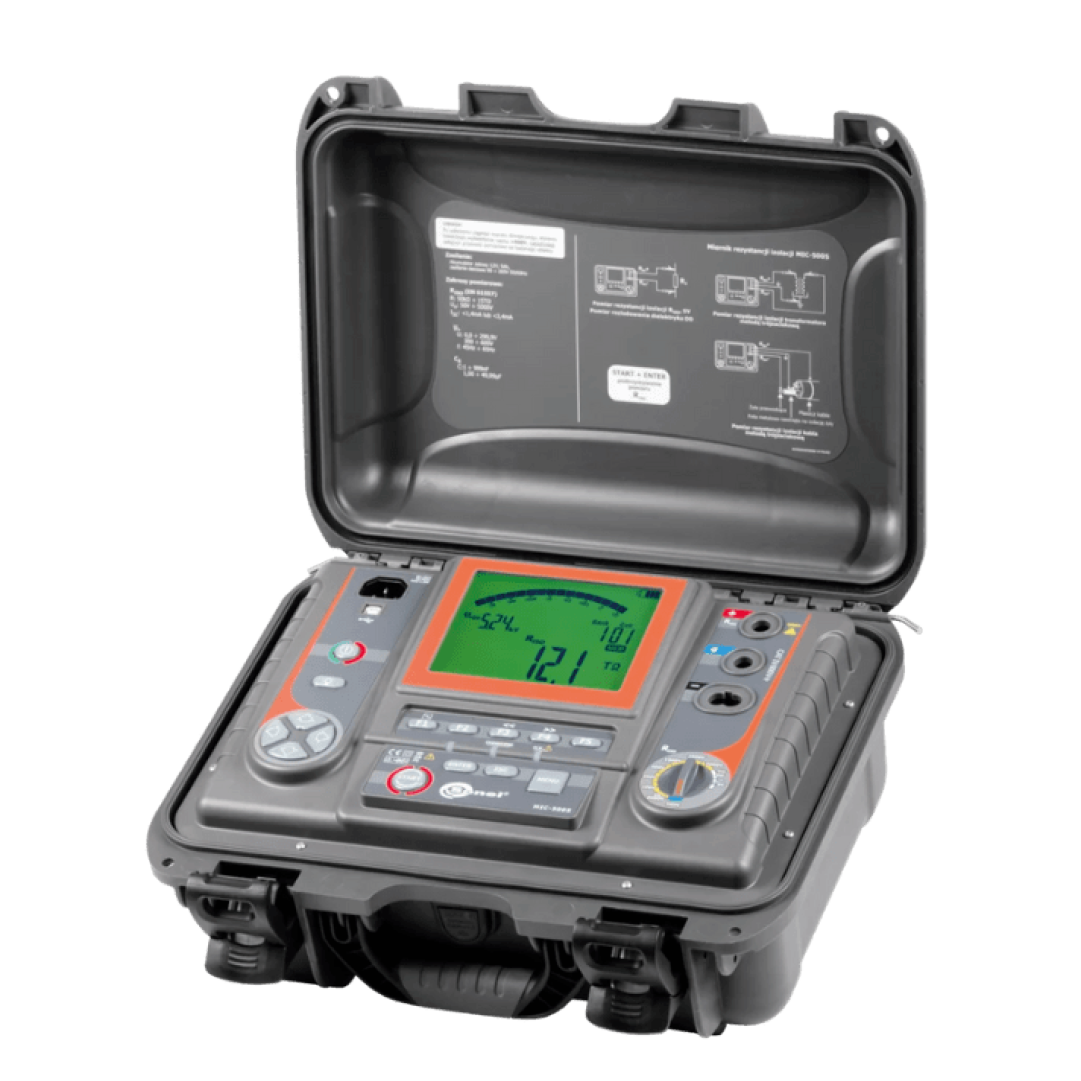 Técnico midiendo resistencia de aislamiento con megóhmetro TerraEnergy.