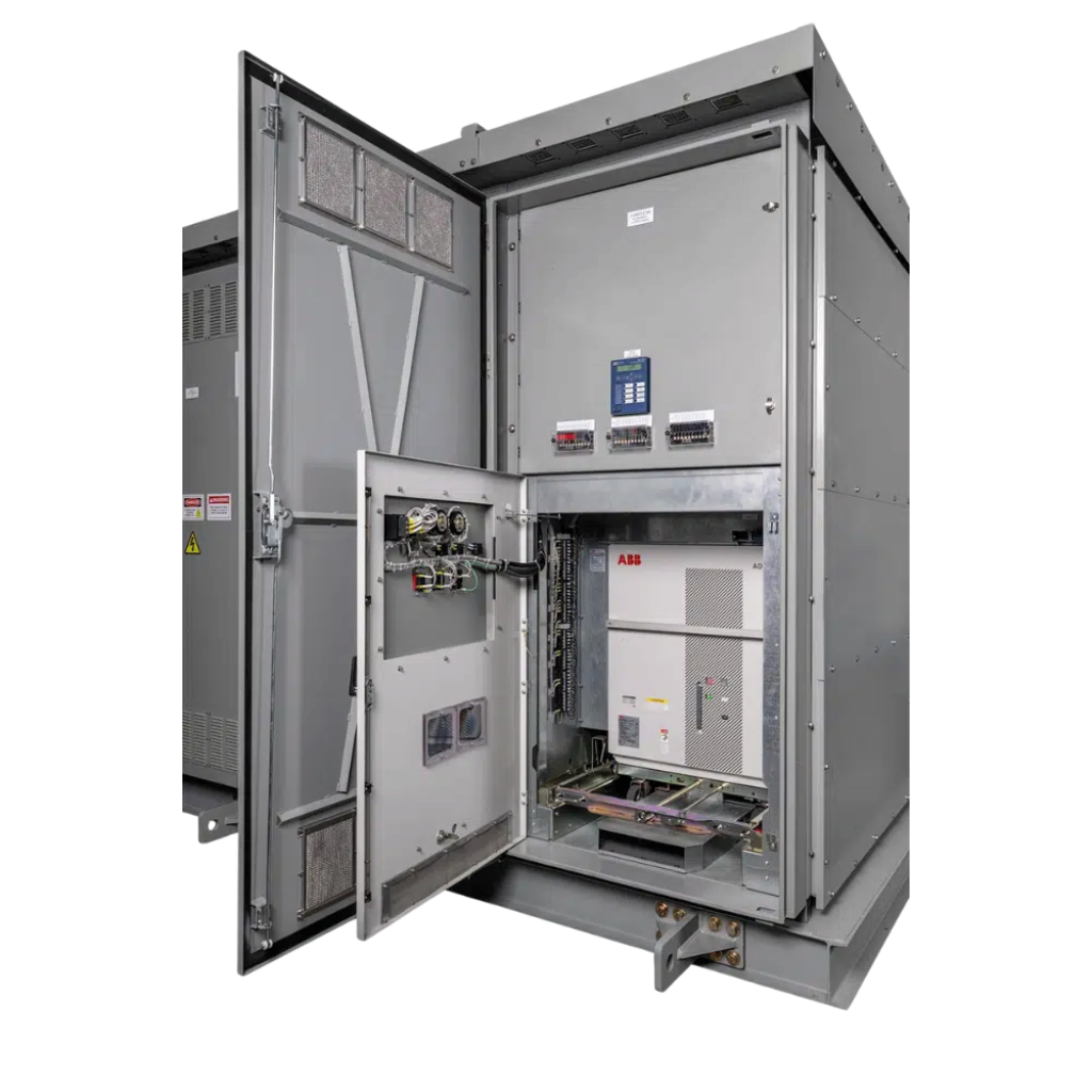 Equipo técnico realizando pruebas completas en switchgear industrial.