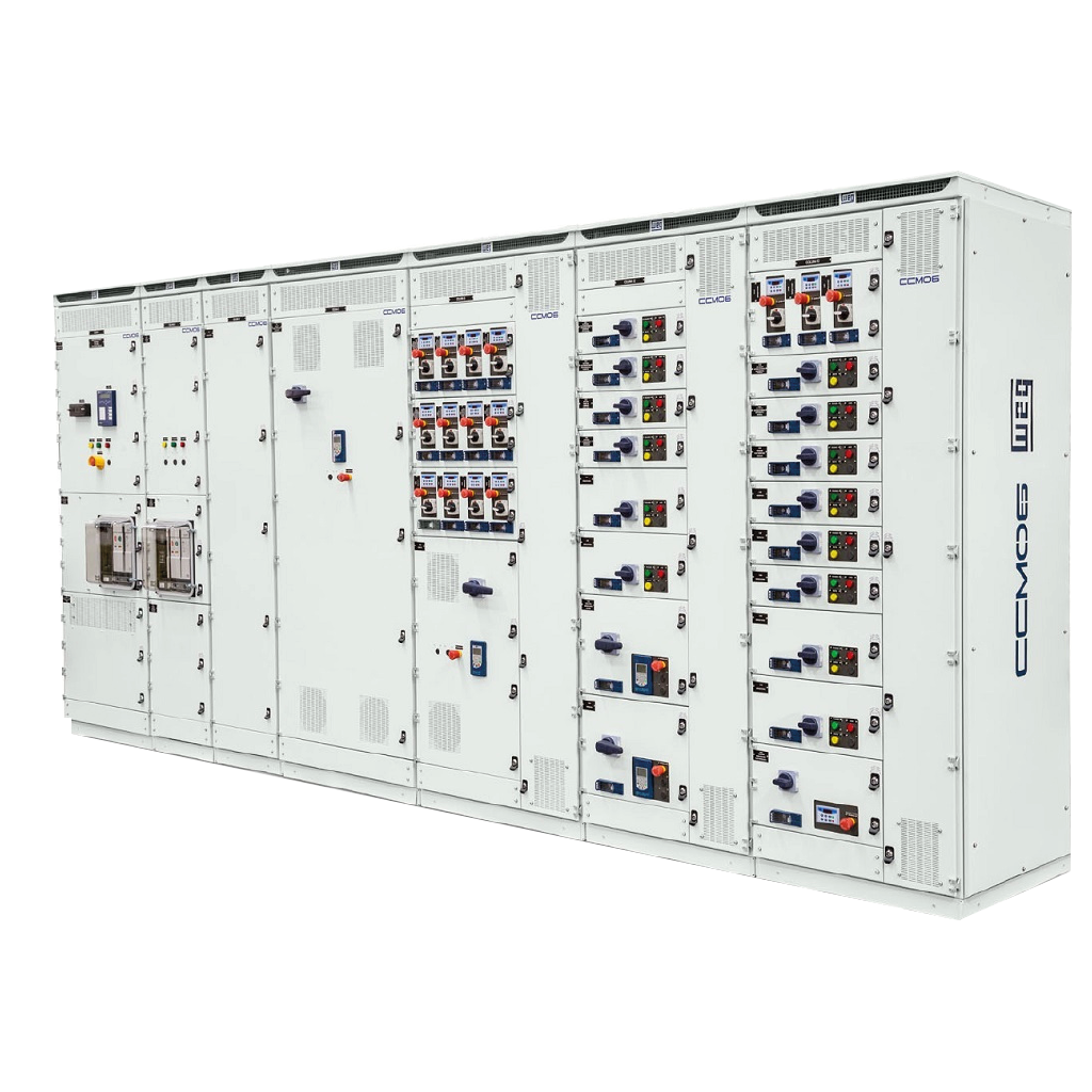 Técnicos realizando mantenimiento completo en tablero de control eléctrico.