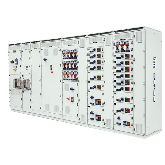 Técnicos realizando mantenimiento completo en tablero de control eléctrico.