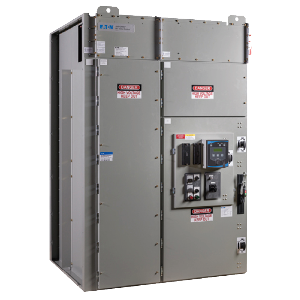 Ingeniero realizando diagnóstico de partidor suave industrial.