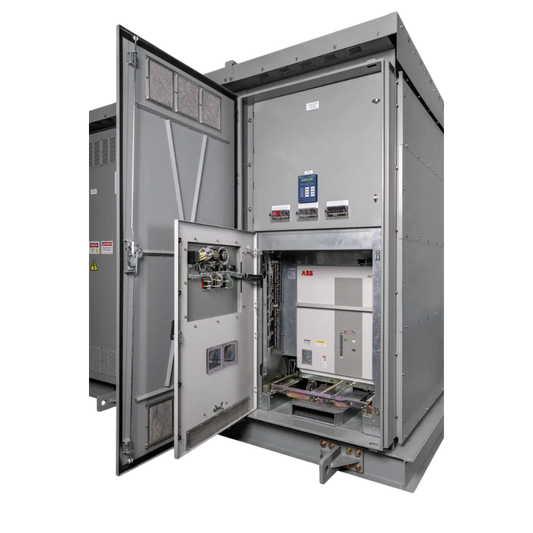 Equipo técnico realizando pruebas completas en switchgear industrial.