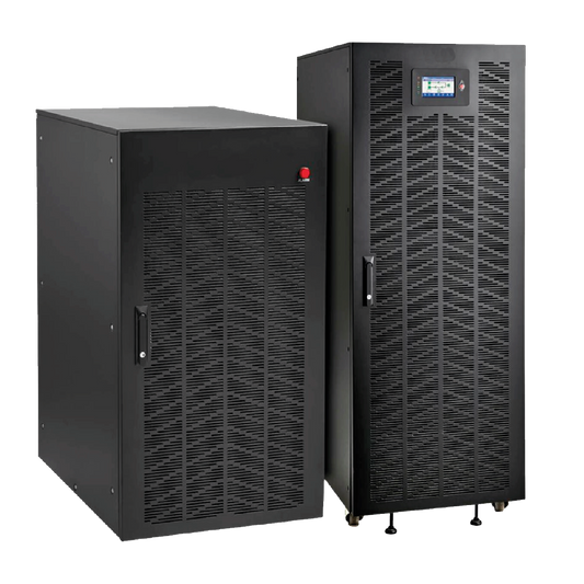 Técnico revisando UPS y baterías internas en sala eléctrica.