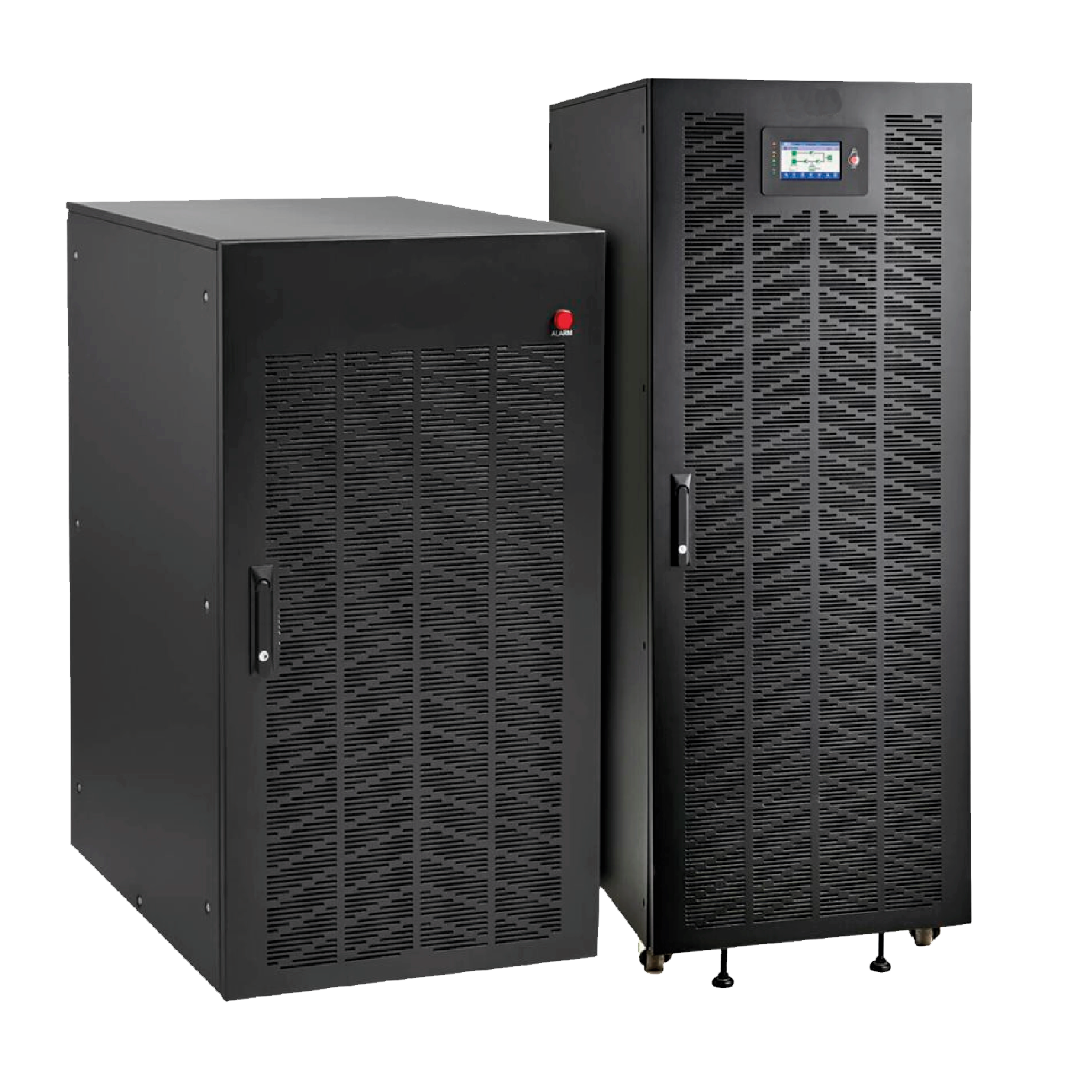 Técnico de TerraEnergy realizando mantenimiento completo a UPS industrial.